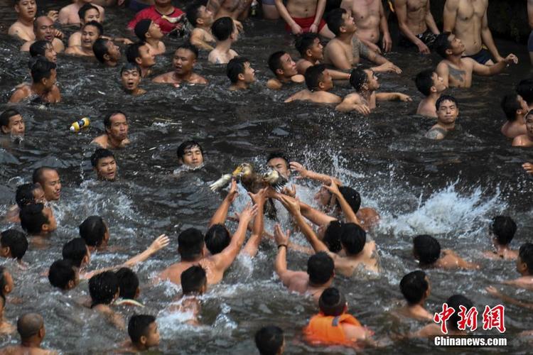 117731.cσm查询澳彩开奖号码和凤凰古城百人抢鸭子与凤凰古城百人抢鸭子是真的吗