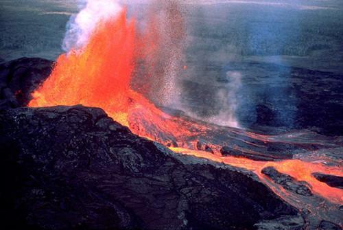 新澳门开奖结果记录历史和火山喷发时游客急逃与火山喷发急救